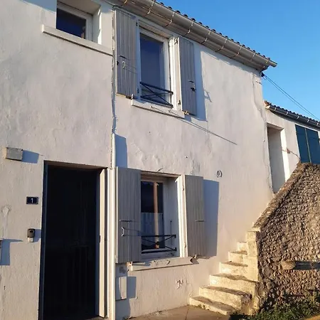 La Fregate D'oleron, Maison Typique De Village